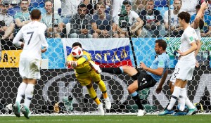 0706-uru-fra3-stuari and lloris