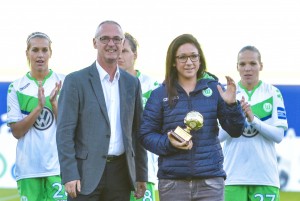 Auszeichnung Nadine Kessler (Keßler) (VfL Wolfsburg)  WOLFSBURG, DEUTSCHLAND. 02.10.2015, FUSSBALL - VfL Wolfsburg vs SC Freiburg, Saison 2015/16, Allianz Frauen Bundesliga, 4. Spieltag Veröffentlichung nur mit Urheberangabe gegen Honorar und Belegexemplar, unter Anerkennung der AGB, einzusehen unter http://www.boris-schmelter.de // Foto nur für redaktionelle Verwendung - no model release