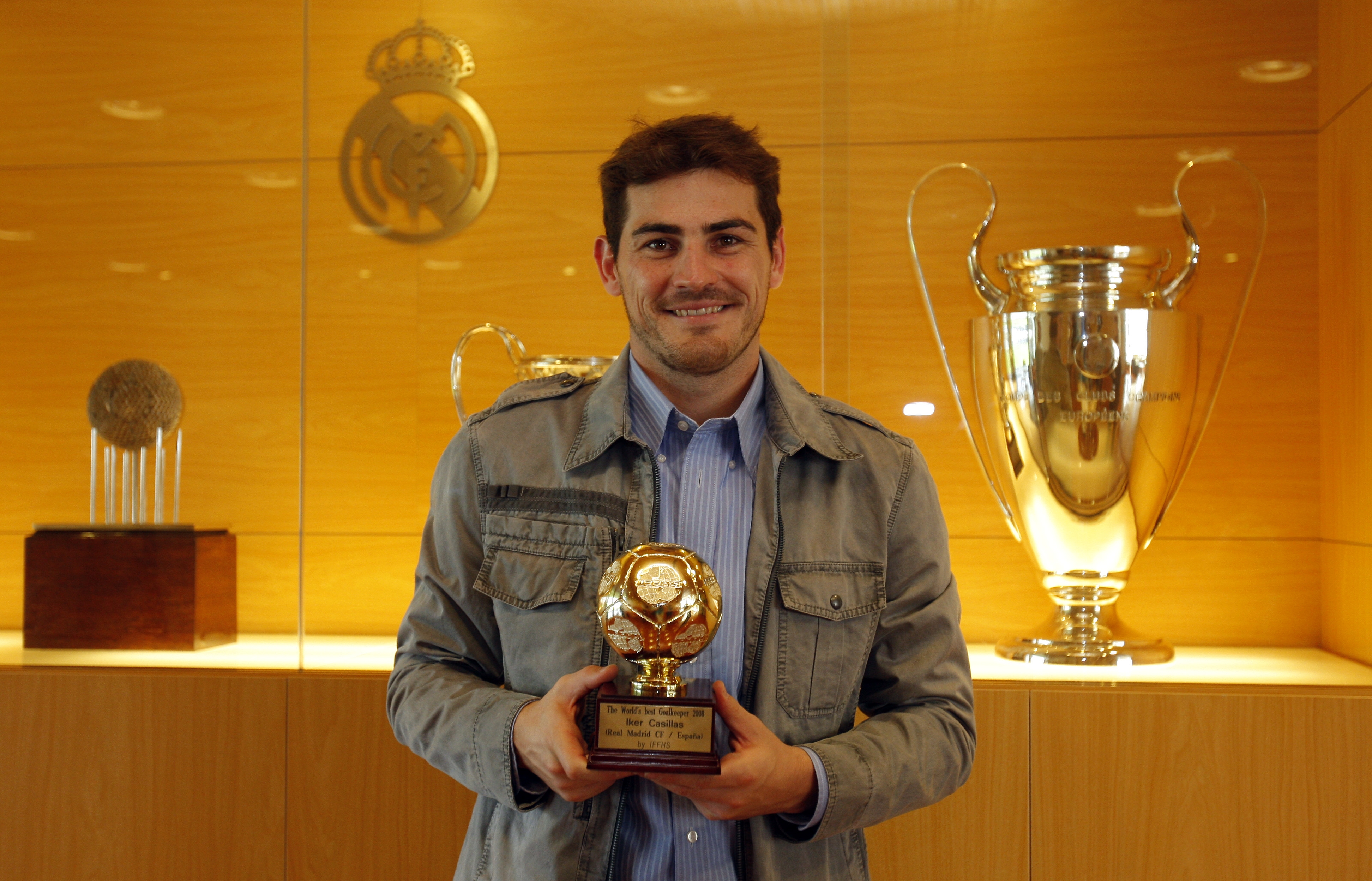 Casillas recebeu o troféu da IFFHS como melhor goleiro do Mundo de 2012.