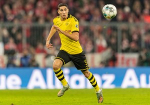 MUNICH, GERMANY - NOVEMBER 09:  Achraf Hakimi of Borussia Dortmund controls the ball during the Bundesliga match between FC Bayern Muenchen and Borussia Dortmund at Allianz Arena on November 09, 2019 in Munich, Germany. (Photo by Boris Streubel/Getty Images)